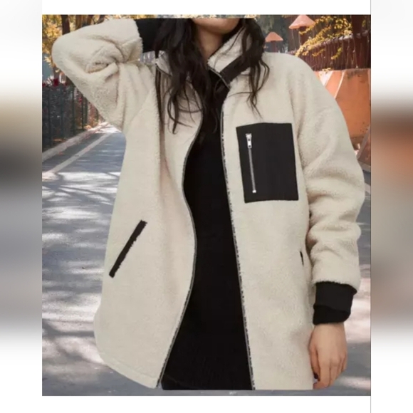 H&M Faux Shearling Jacket- Light beige/black. Size small - Picture 2 of 15